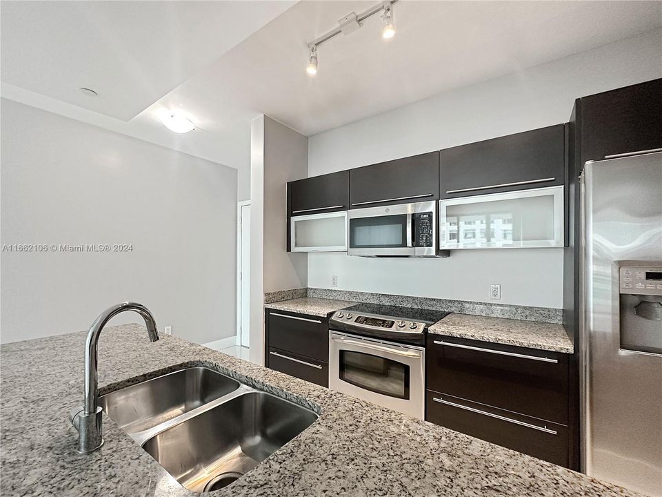 For Rent: $3,400 (1 beds, 1 baths, 774 Square Feet)