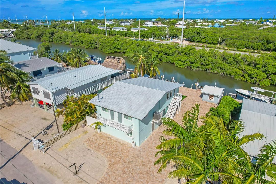 For Sale: $1,700,000 (3 beds, 3 baths, 984 Square Feet)