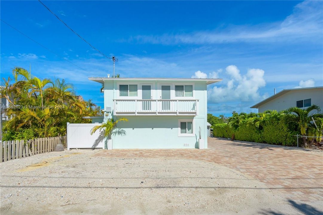 For Sale: $1,700,000 (3 beds, 3 baths, 984 Square Feet)