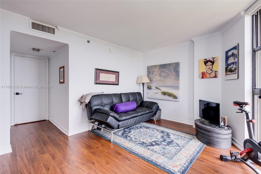 For Sale: $395,000 (2 beds, 2 baths, 1164 Square Feet)