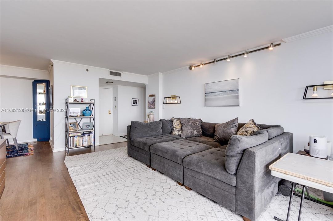 For Sale: $395,000 (2 beds, 2 baths, 1164 Square Feet)