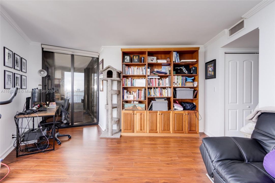 For Sale: $395,000 (2 beds, 2 baths, 1164 Square Feet)