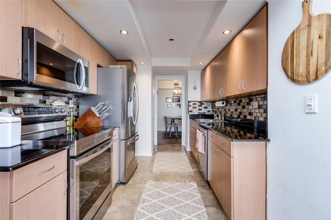 For Sale: $395,000 (2 beds, 2 baths, 1164 Square Feet)