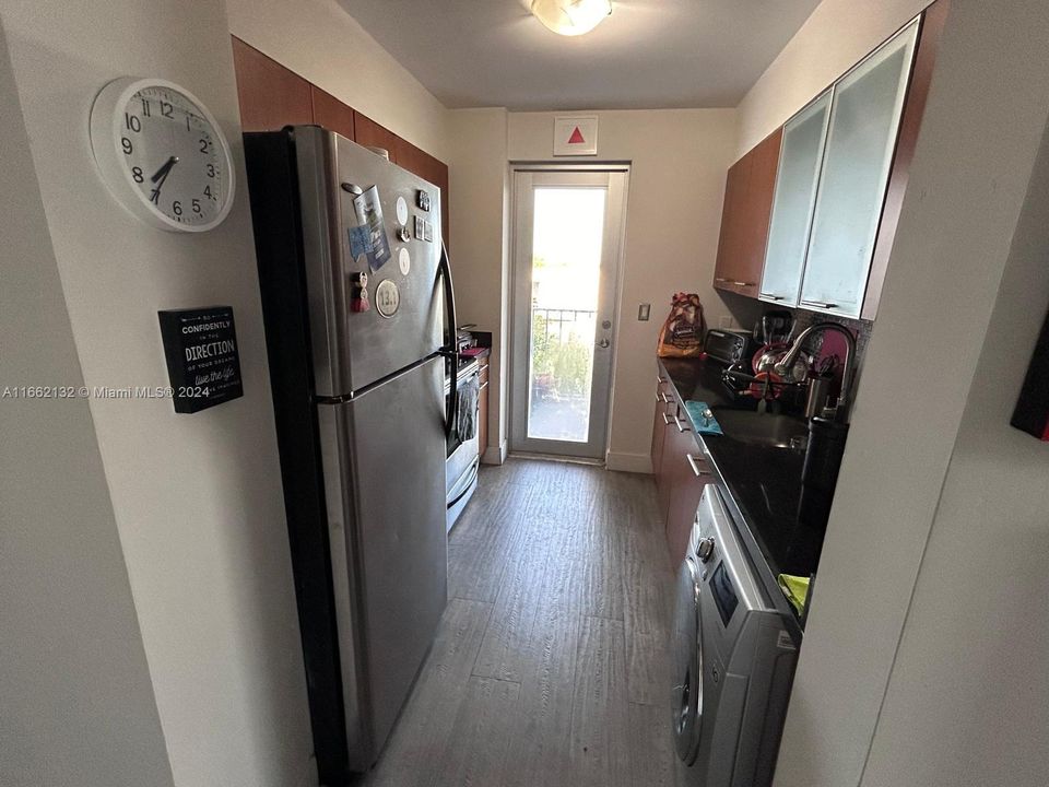 For Sale: $300,000 (1 beds, 1 baths, 775 Square Feet)