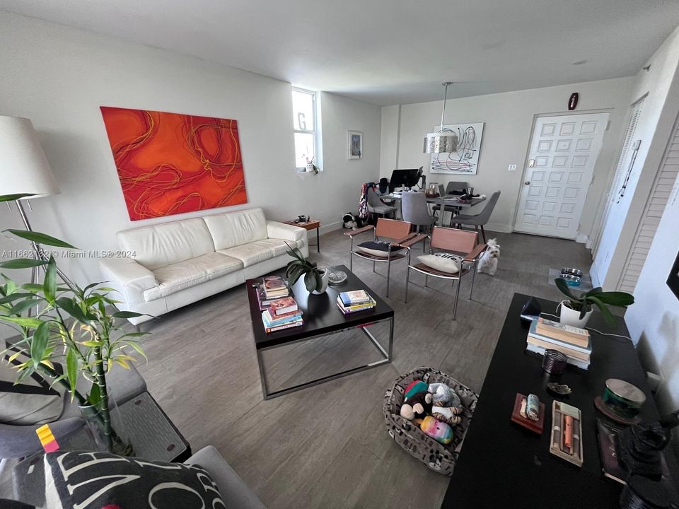 For Sale: $300,000 (1 beds, 1 baths, 775 Square Feet)