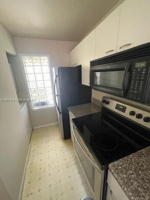 For Rent: $2,100 (2 beds, 2 baths, 888 Square Feet)