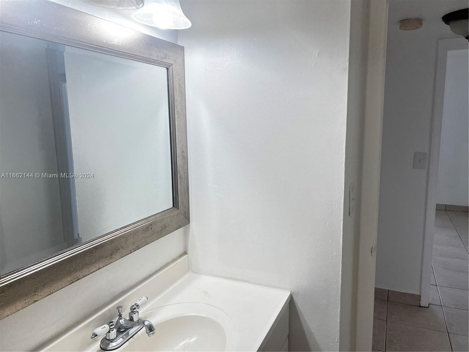 For Rent: $2,300 (2 beds, 2 baths, 976 Square Feet)