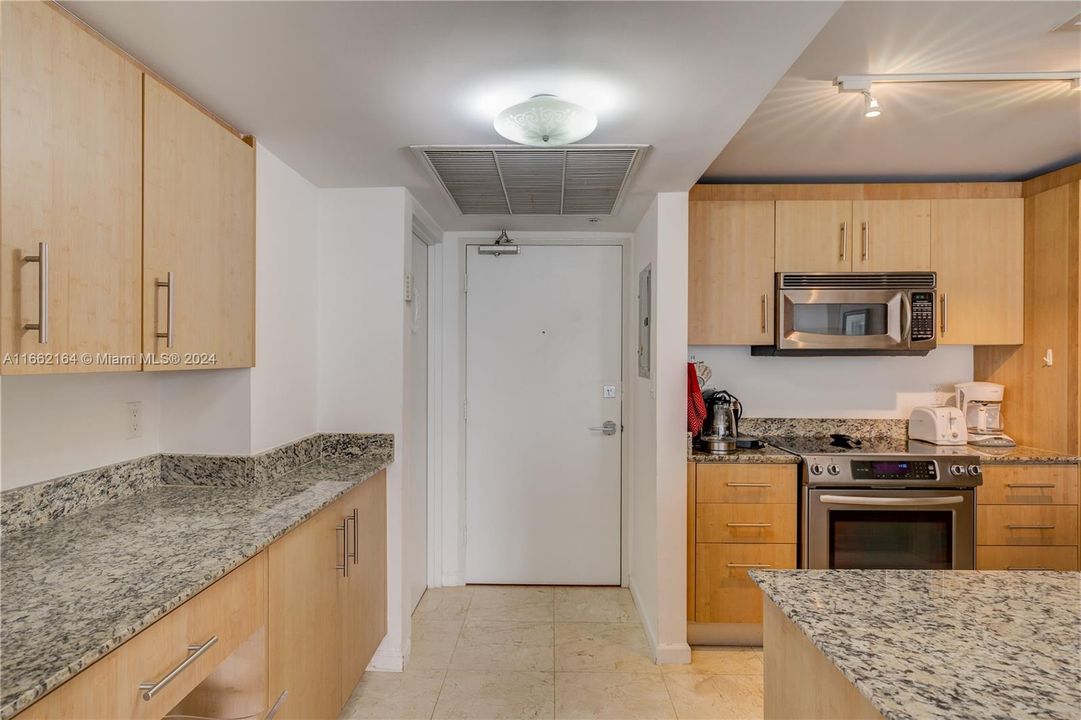 For Rent: $5,800 (1 beds, 1 baths, 896 Square Feet)