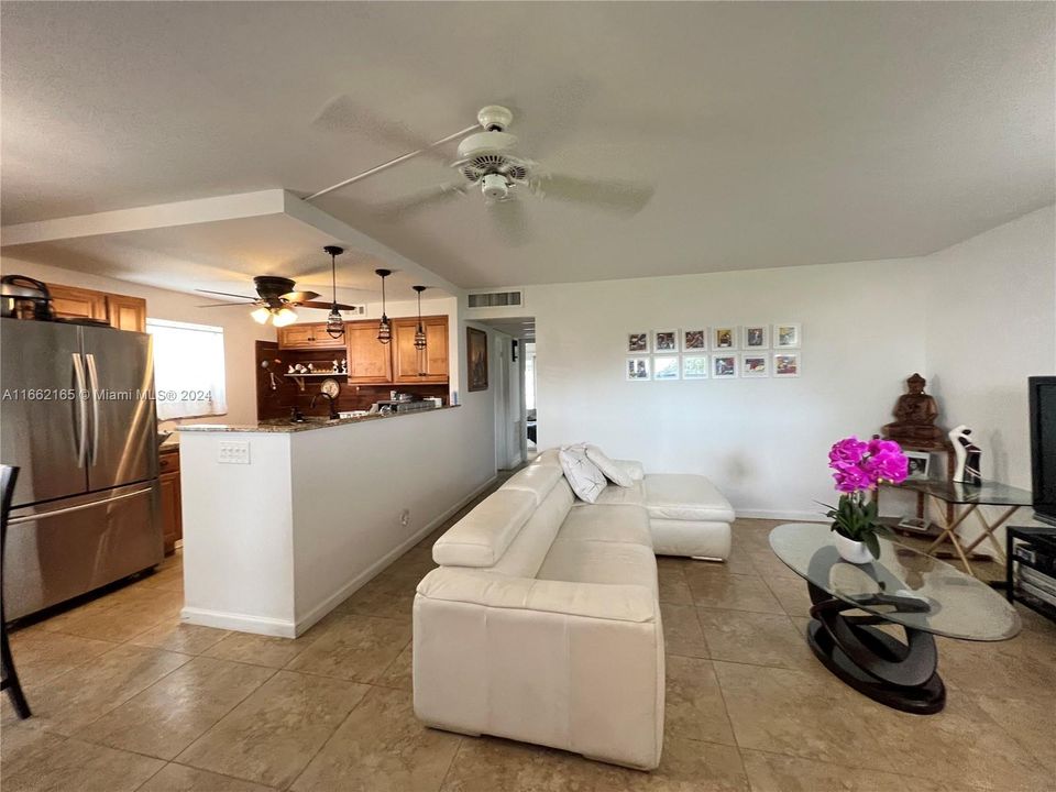 For Sale: $175,000 (2 beds, 2 baths, 880 Square Feet)