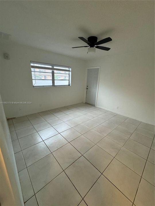 For Rent: $1,800 (1 beds, 1 baths, 728 Square Feet)