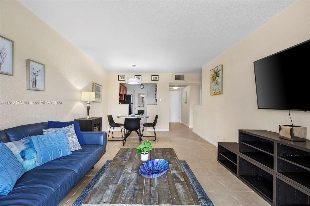 For Rent: $1,700 (1 beds, 1 baths, 570 Square Feet)