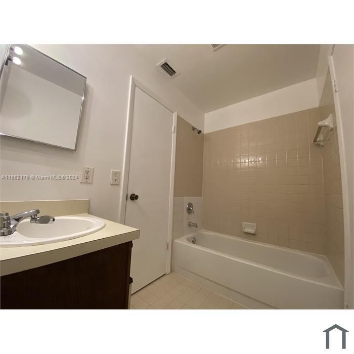 For Rent: $2,250 (2 beds, 1 baths, 863 Square Feet)