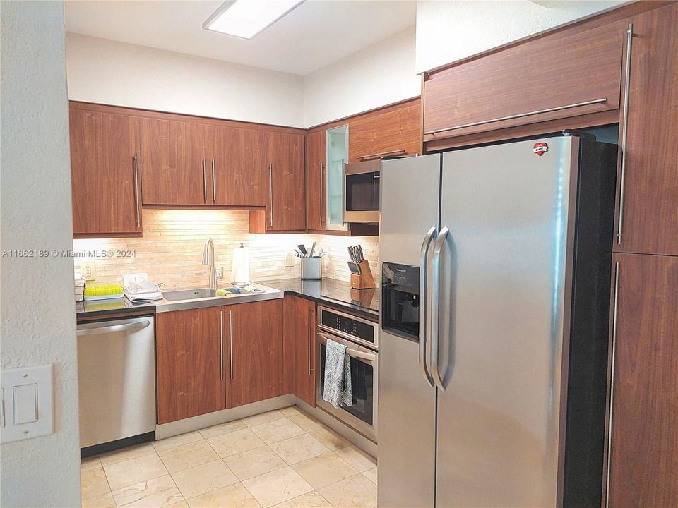 For Rent: $4,000 (1 beds, 1 baths, 683 Square Feet)