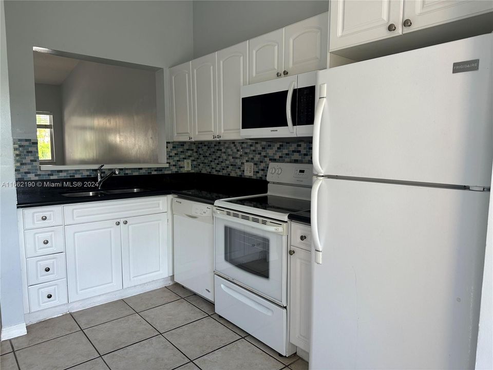 For Rent: $2,200 (2 beds, 2 baths, 970 Square Feet)