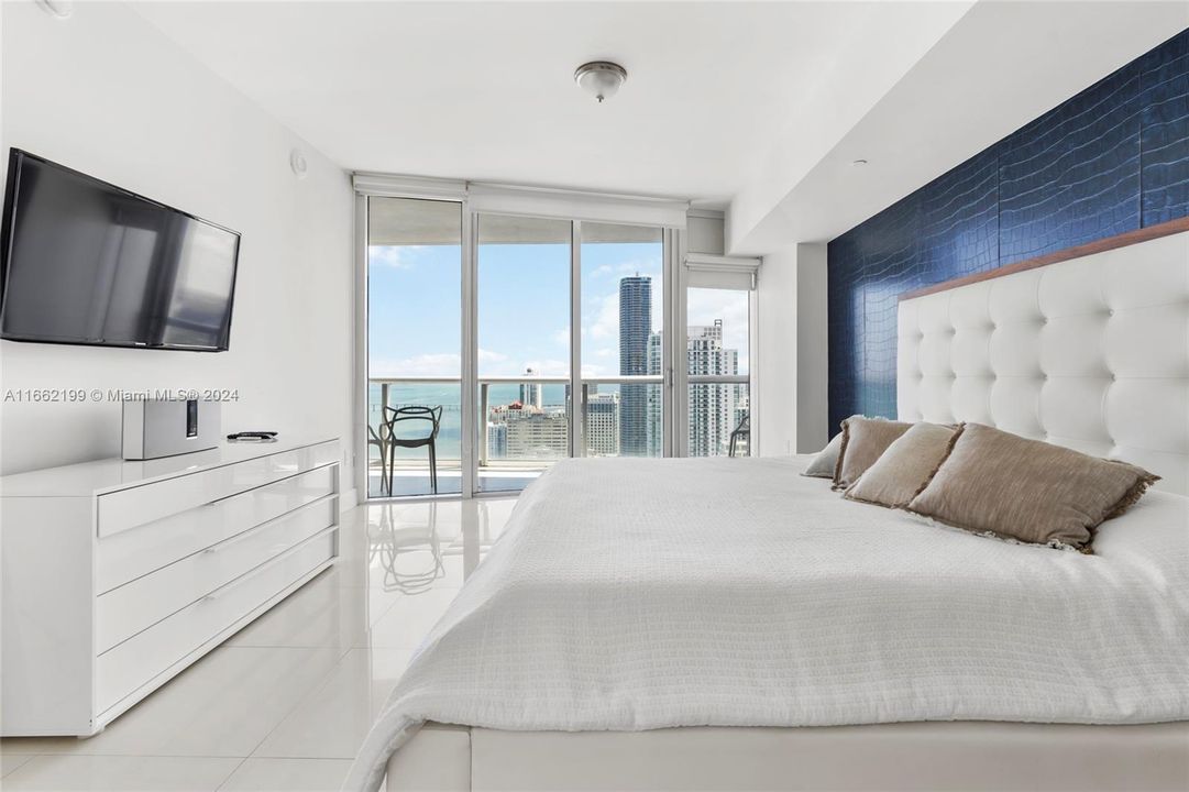 For Sale: $699,000 (1 beds, 1 baths, 984 Square Feet)