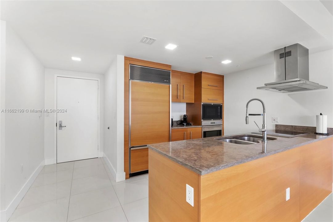 For Sale: $699,000 (1 beds, 1 baths, 984 Square Feet)