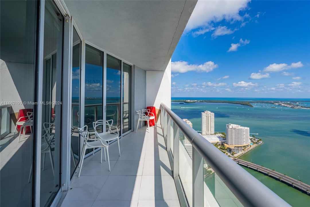 For Sale: $699,000 (1 beds, 1 baths, 984 Square Feet)