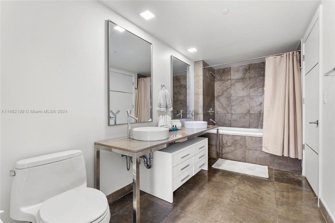 For Sale: $699,000 (1 beds, 1 baths, 984 Square Feet)