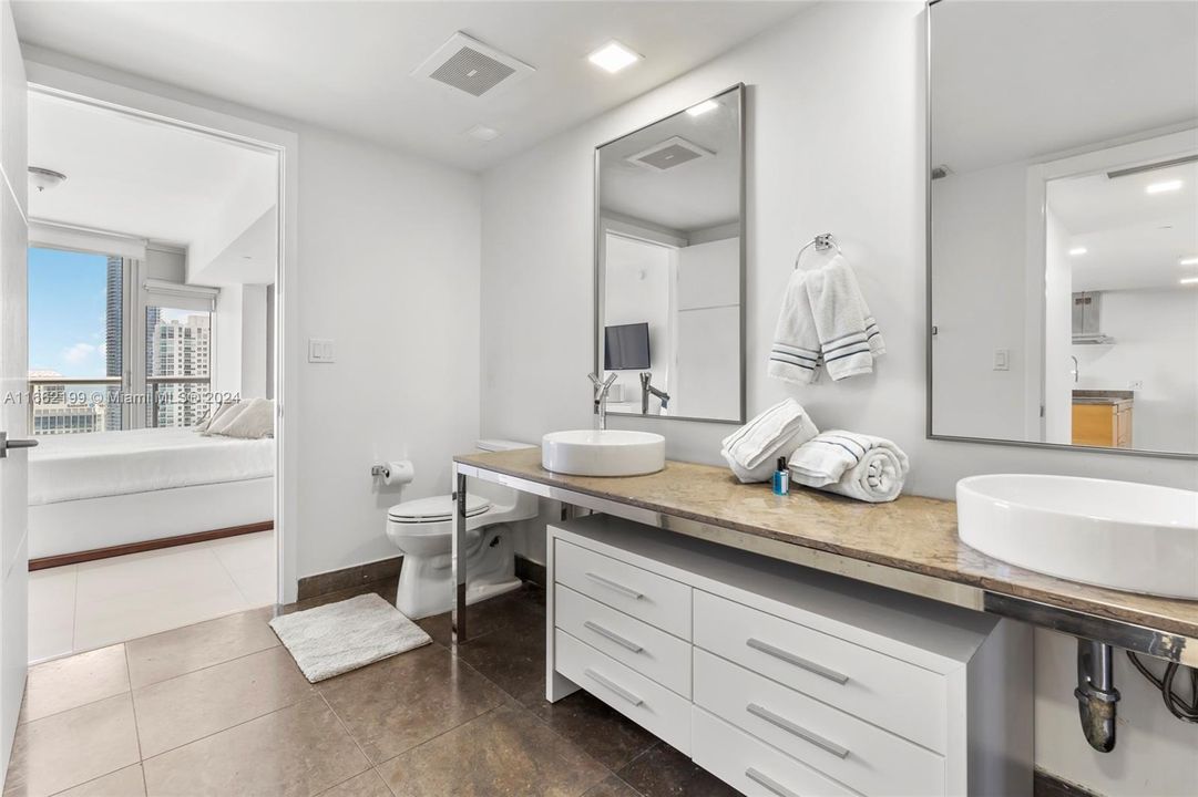 For Sale: $699,000 (1 beds, 1 baths, 984 Square Feet)