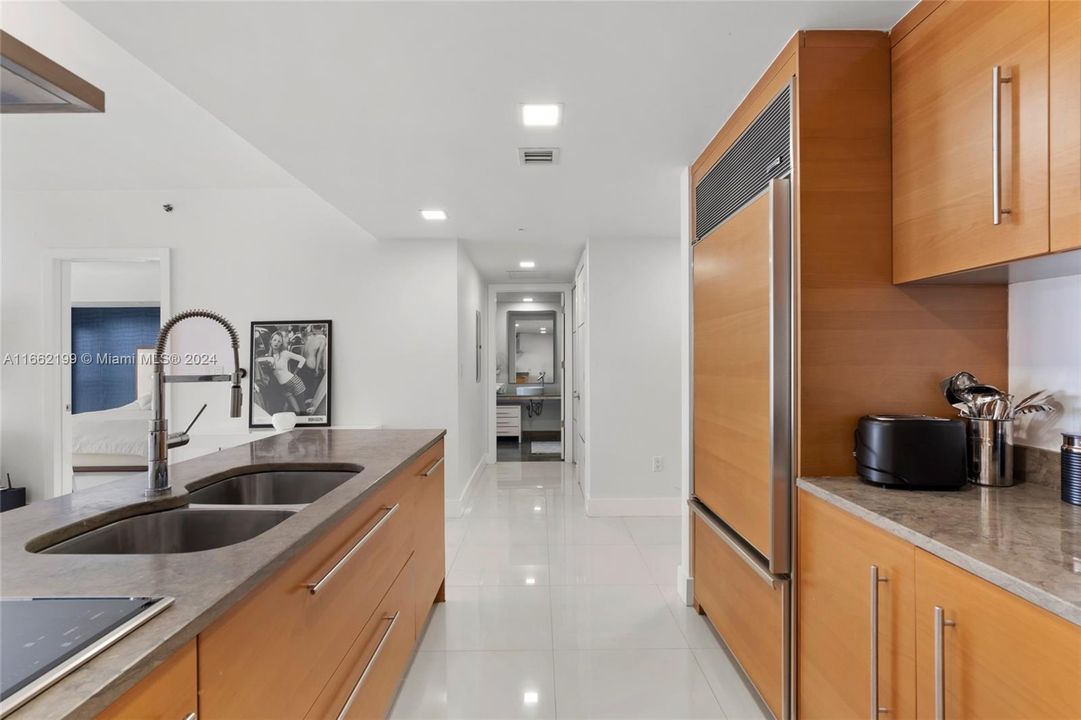 For Sale: $699,000 (1 beds, 1 baths, 984 Square Feet)