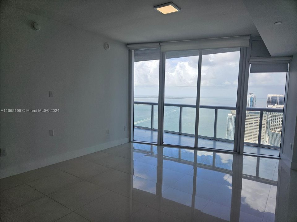 For Sale: $699,000 (1 beds, 1 baths, 984 Square Feet)