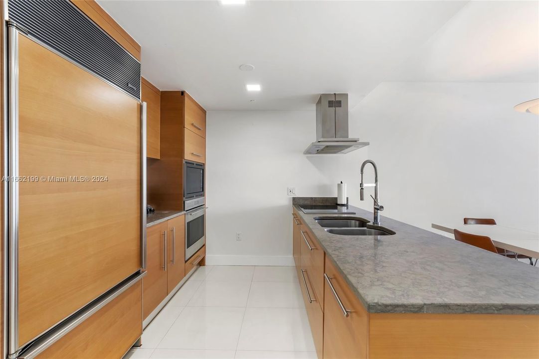 For Sale: $699,000 (1 beds, 1 baths, 984 Square Feet)