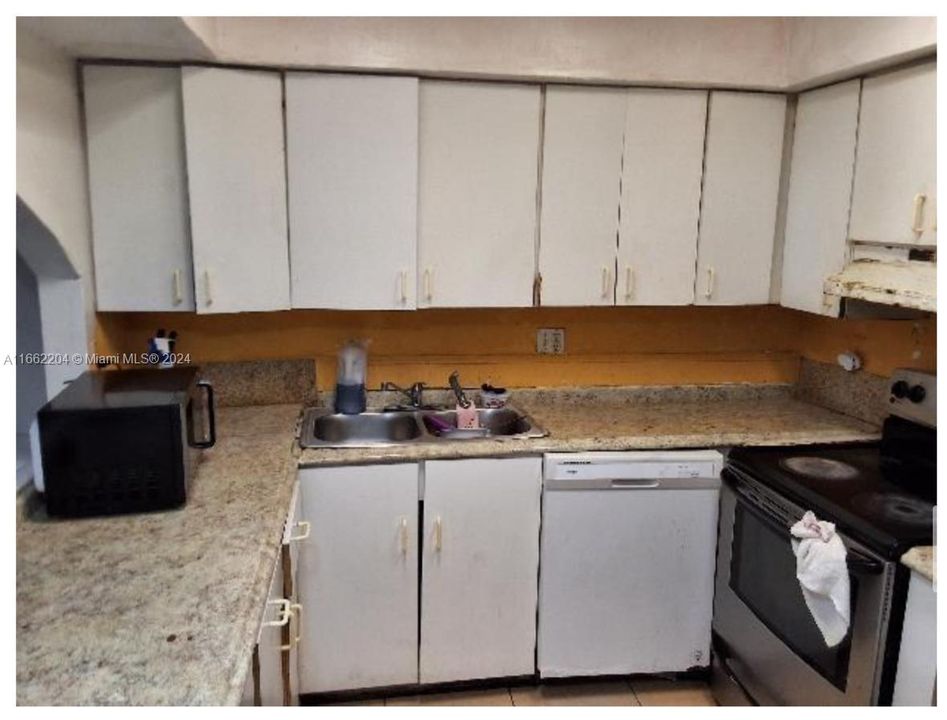 For Sale: $219,999 (2 beds, 1 baths, 800 Square Feet)