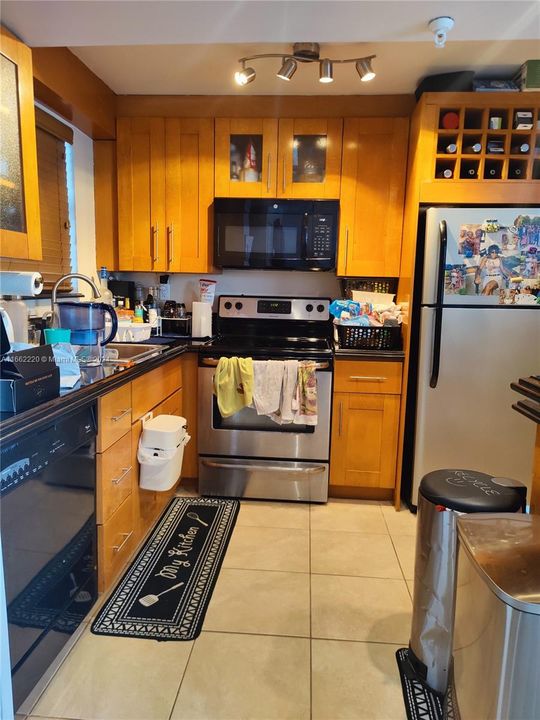 For Rent: $2,350 (1 beds, 1 baths, 868 Square Feet)