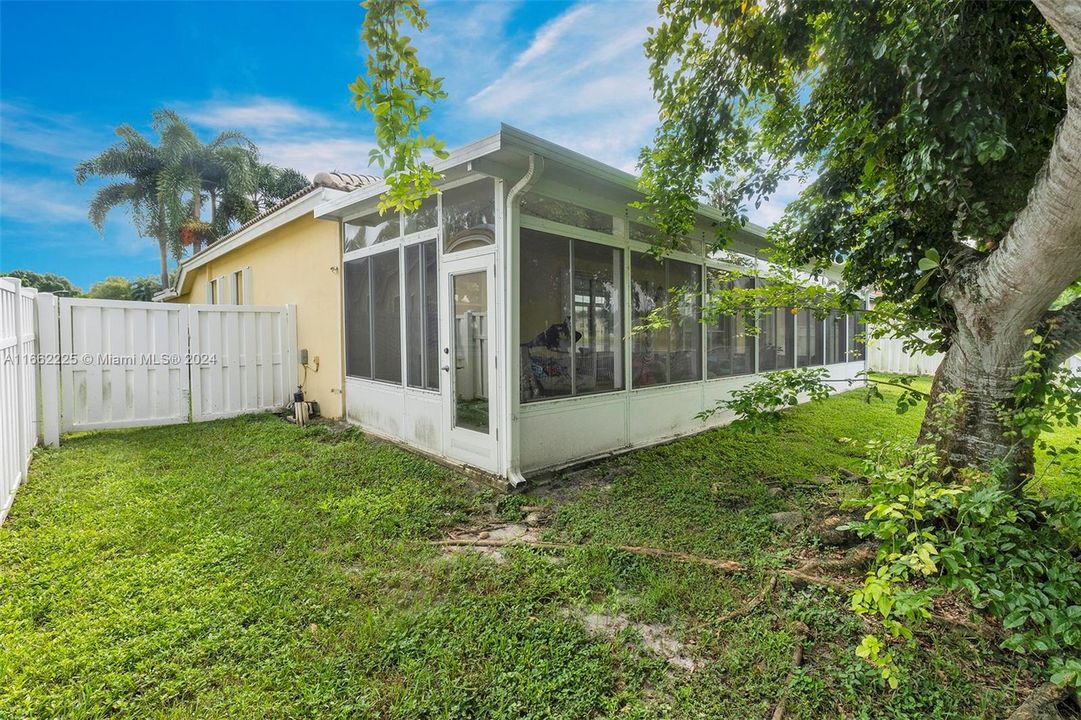 For Sale: $800,000 (3 beds, 2 baths, 1814 Square Feet)