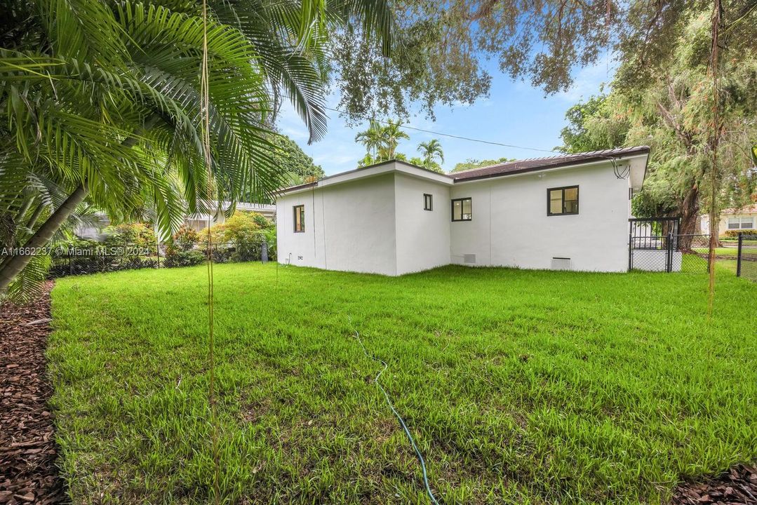 For Sale: $1,395,000 (2 beds, 2 baths, 1442 Square Feet)