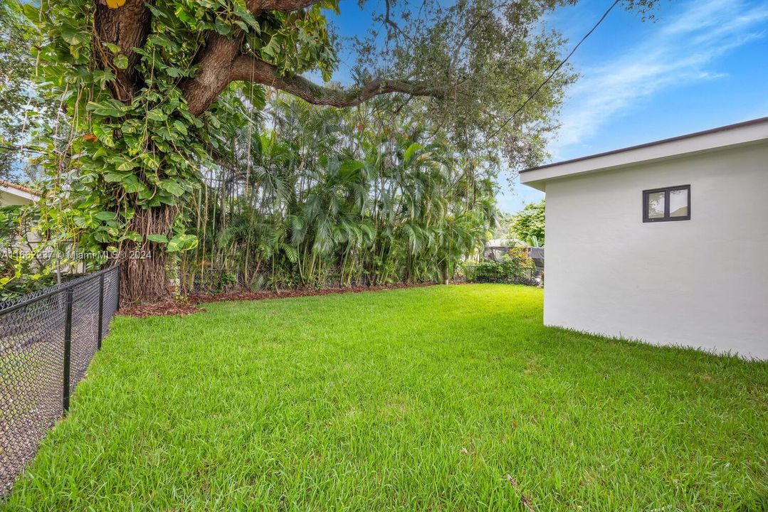 For Sale: $1,395,000 (2 beds, 2 baths, 1442 Square Feet)