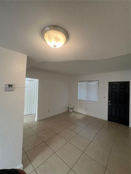 For Rent: $1,750 (1 beds, 1 baths, 705 Square Feet)