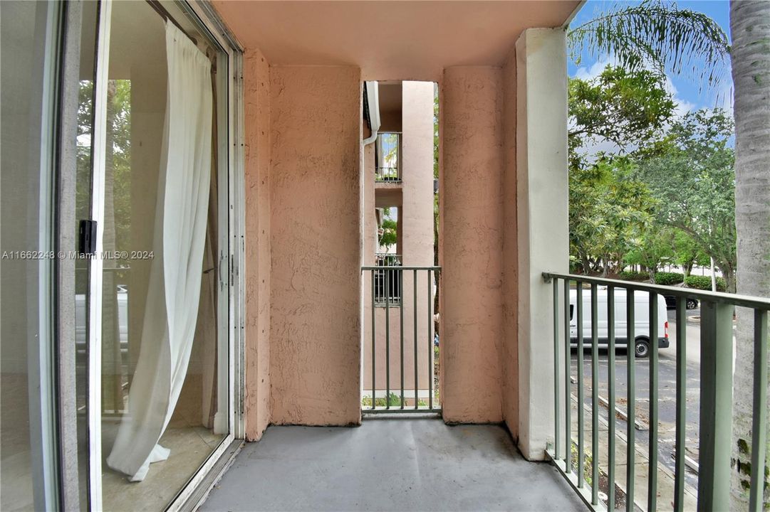 For Sale: $285,000 (2 beds, 1 baths, 817 Square Feet)