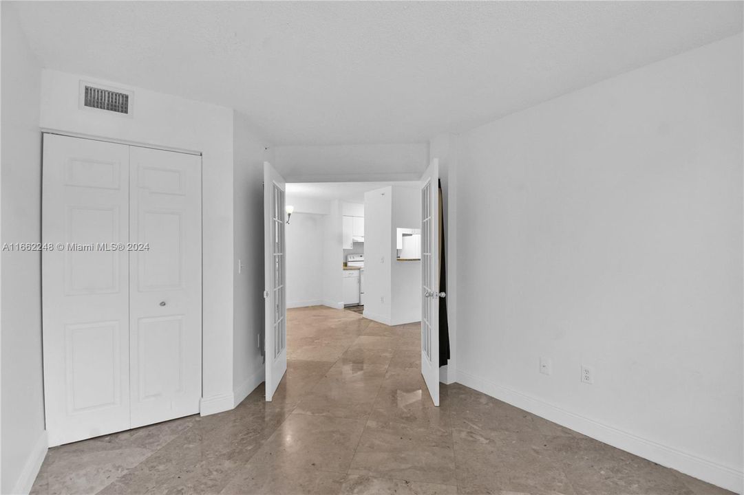 For Sale: $285,000 (2 beds, 1 baths, 817 Square Feet)