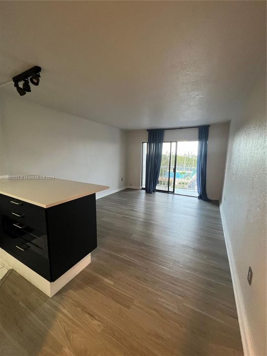 For Rent: $2,100 (1 beds, 2 baths, 710 Square Feet)