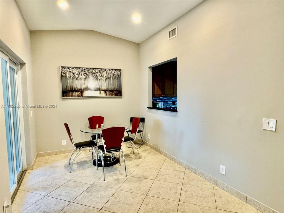 For Sale: $499,000 (2 beds, 2 baths, 893 Square Feet)