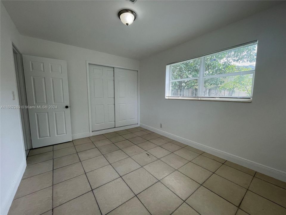 For Rent: $3,600 (5 beds, 2 baths, 1704 Square Feet)