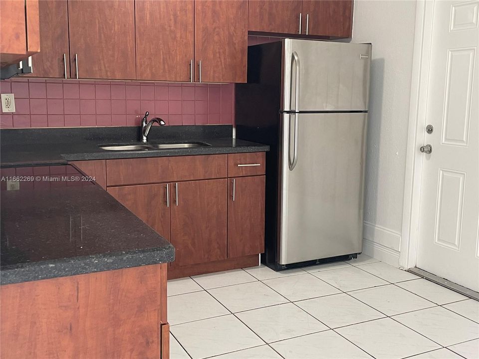 For Rent: $3,600 (5 beds, 2 baths, 1704 Square Feet)