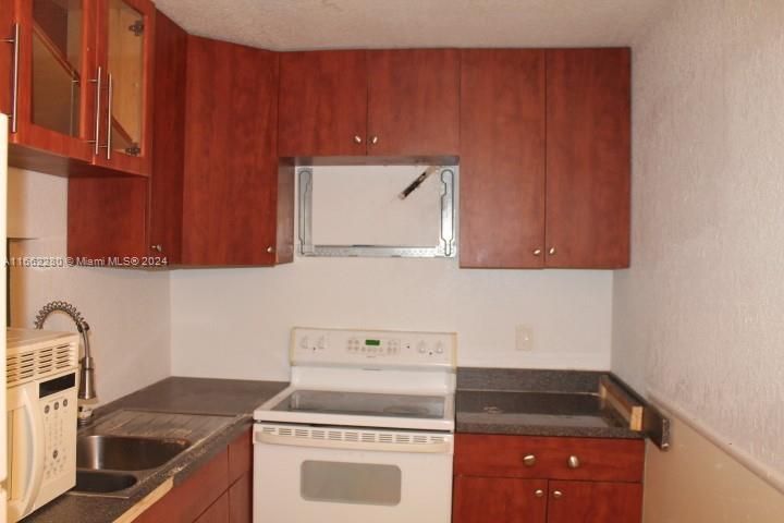 For Sale: $79,000 (1 beds, 1 baths, 680 Square Feet)