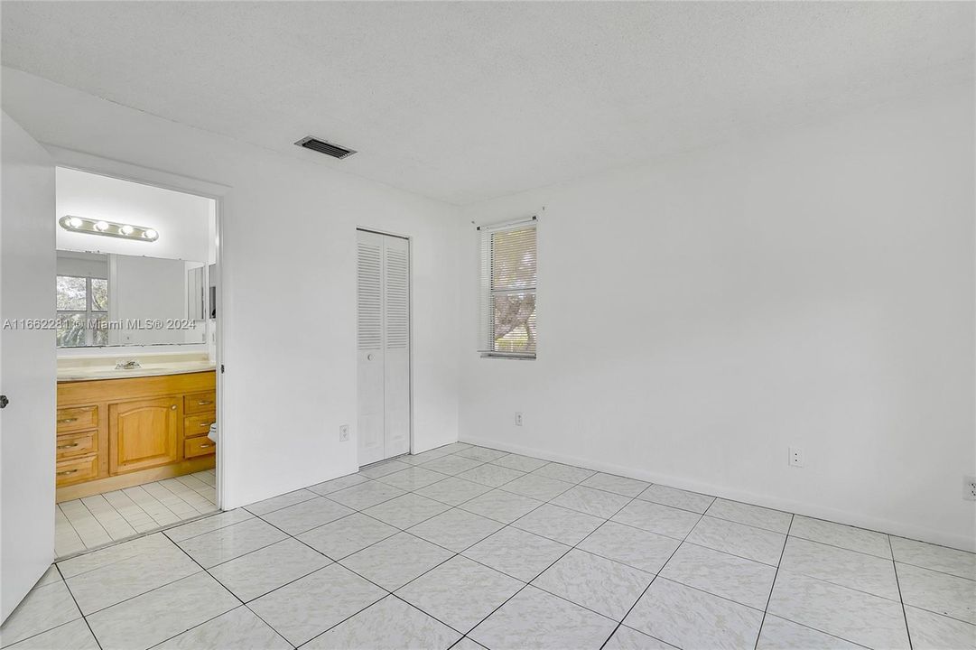 For Rent: $2,300 (2 beds, 2 baths, 914 Square Feet)