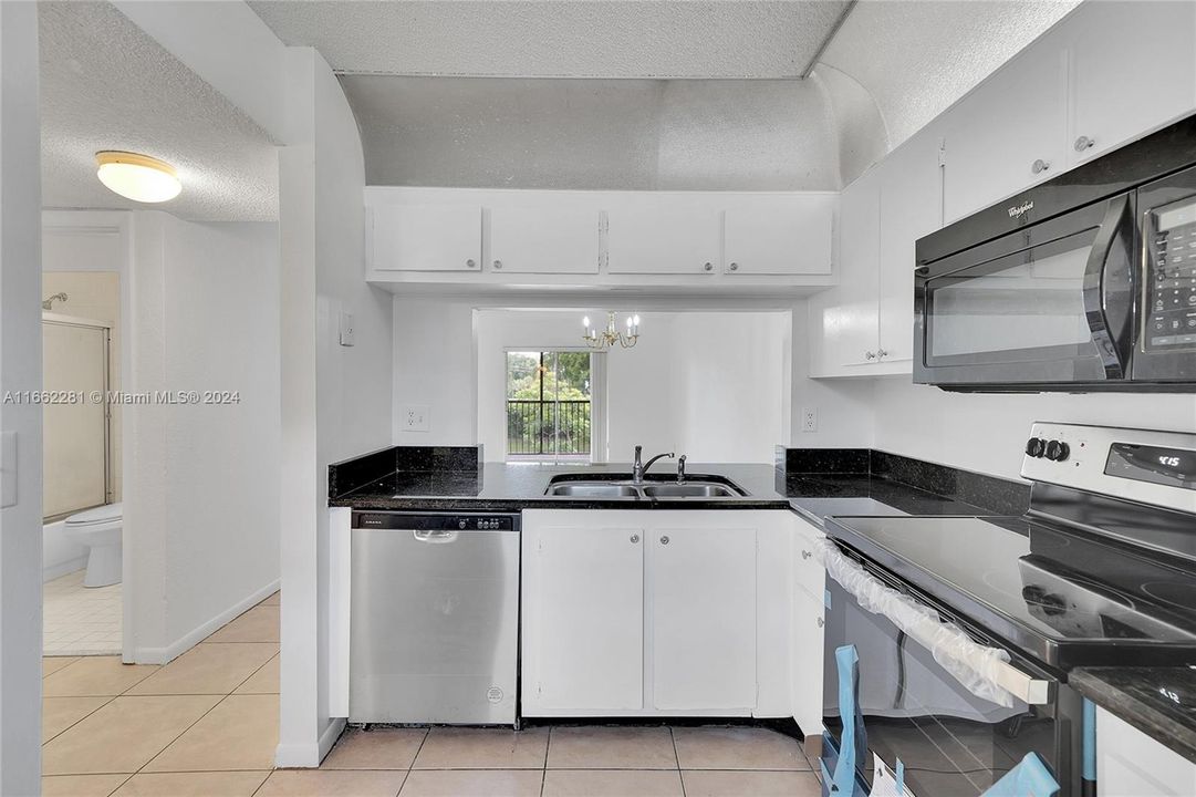 For Rent: $2,300 (2 beds, 2 baths, 914 Square Feet)