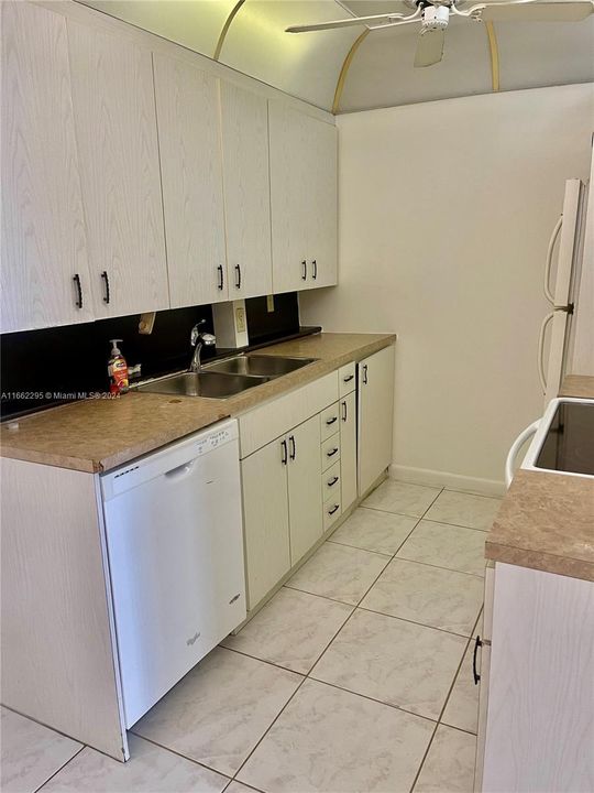 For Sale: $115,000 (1 beds, 1 baths, 738 Square Feet)