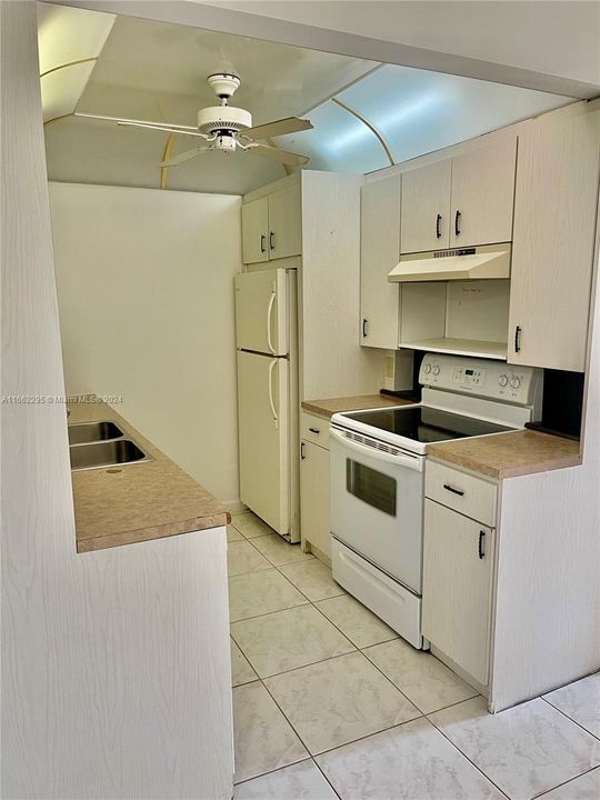 For Sale: $115,000 (1 beds, 1 baths, 738 Square Feet)