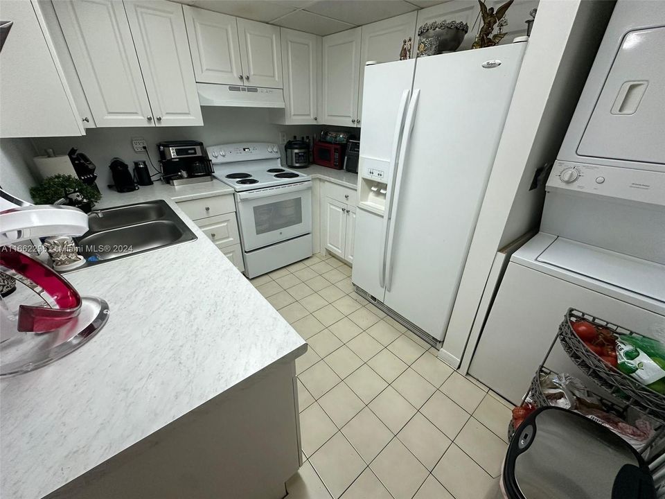 For Rent: $2,400 (2 beds, 2 baths, 981 Square Feet)