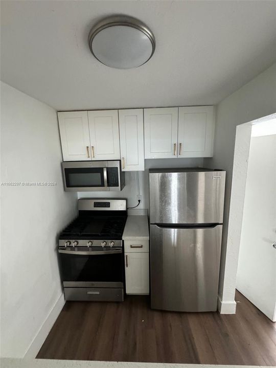 For Rent: $2,500 (2 beds, 1 baths, 760 Square Feet)