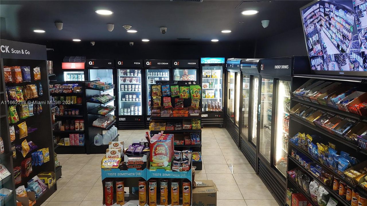 Convenience self-serve store