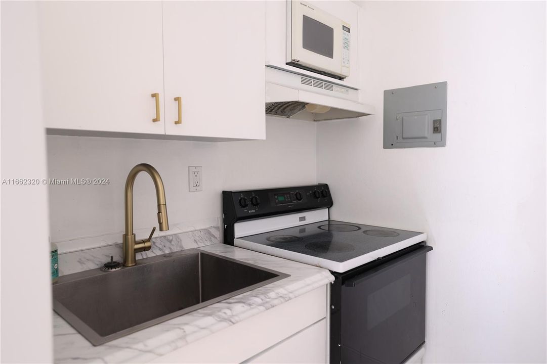 For Sale: $275,000 (1 beds, 1 baths, 420 Square Feet)