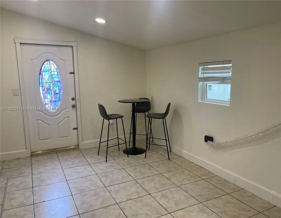 For Rent: $1,650 (1 beds, 1 baths, 1312 Square Feet)