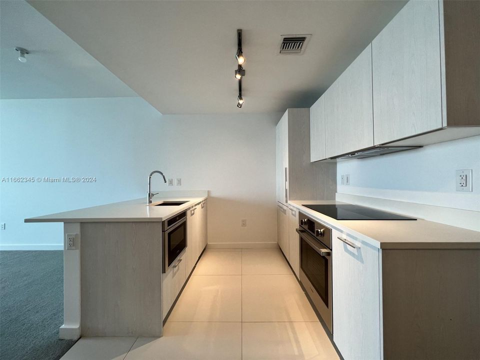 For Sale: $525,000 (1 beds, 1 baths, 622 Square Feet)