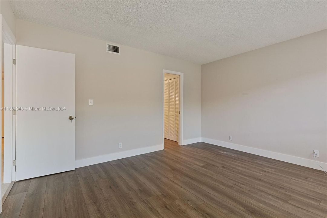 For Sale: $279,000 (1 beds, 1 baths, 860 Square Feet)